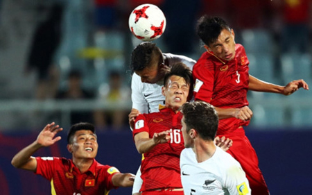 U20 Việt Nam (áo đỏ) sẽ đọ sức với U20 Pháp.